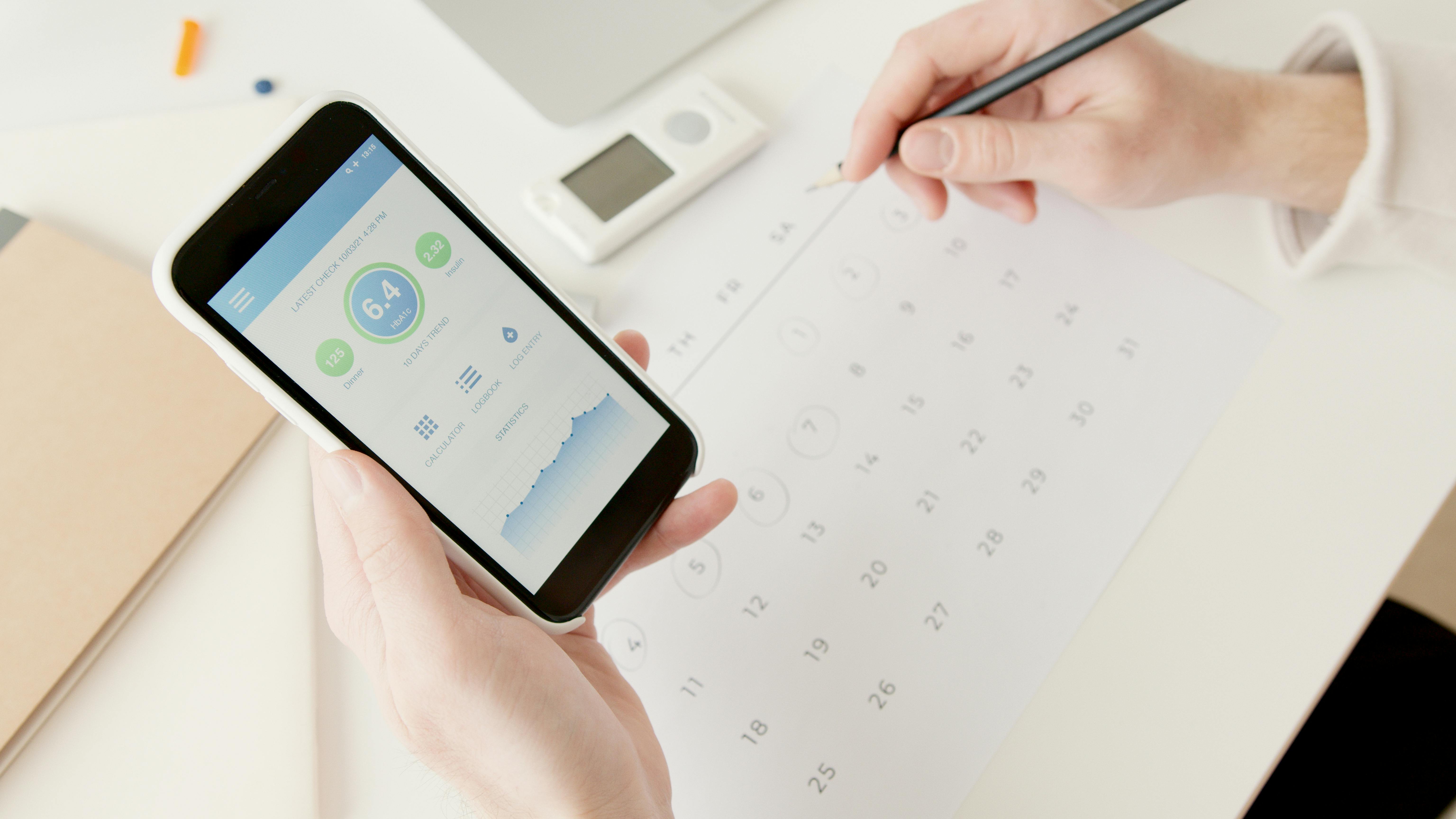 Ruhiges Journal und Smartphone als Symbol für Verlauf und Gesprächsvorbereitung